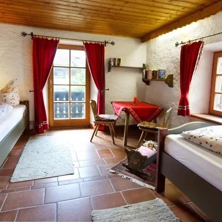 Hoelzlhaus Holiday home *